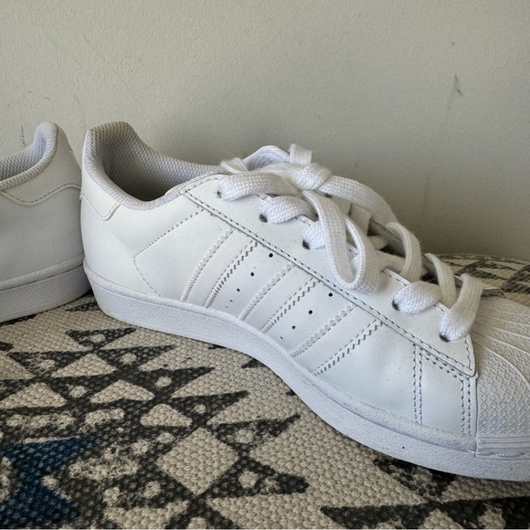 Adidas Originals Superstar size 4 youth/6 womens - Picture 4 of 8